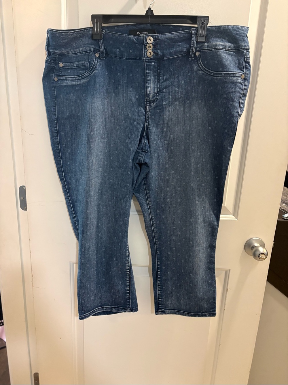 Torrid Heart Print Cropped Capri Jeans 3-Button High Rise size 24